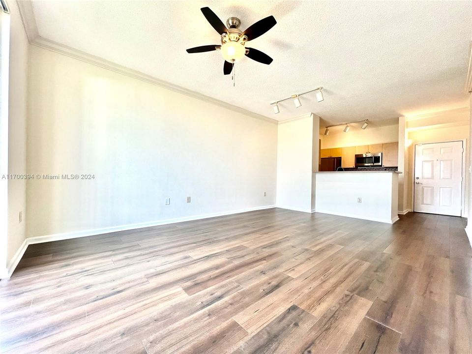 For Rent: $2,350 (1 beds, 1 baths, 736 Square Feet)