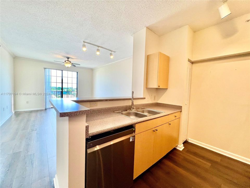 For Rent: $2,350 (1 beds, 1 baths, 736 Square Feet)