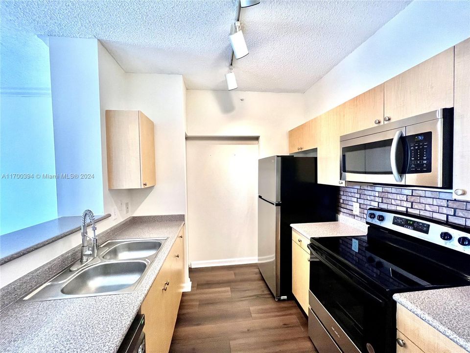 For Rent: $2,350 (1 beds, 1 baths, 736 Square Feet)