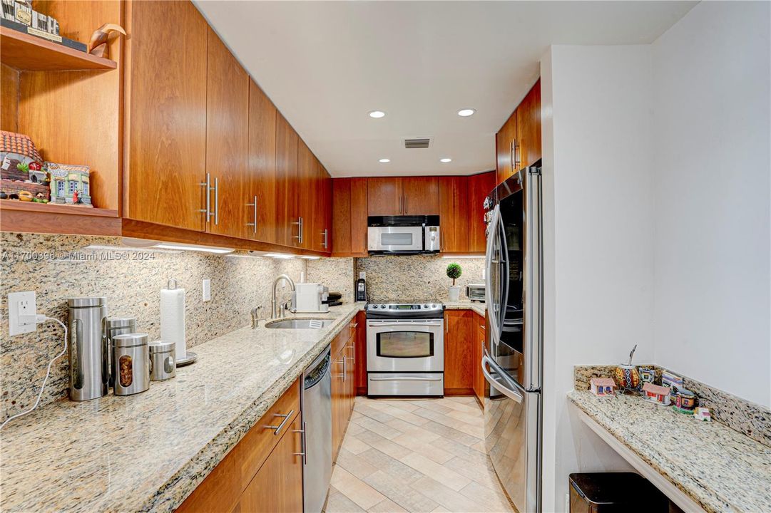 For Sale: $530,000 (1 beds, 1 baths, 950 Square Feet)