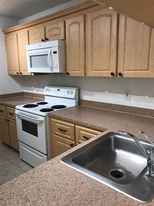 For Rent: $1,900 (2 beds, 2 baths, 760 Square Feet)