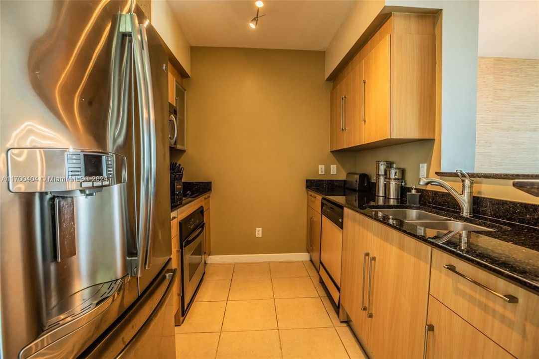 For Rent: $3,000 (1 beds, 1 baths, 846 Square Feet)