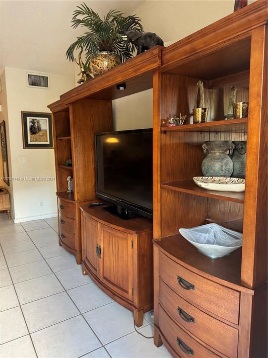 For Rent: $2,600 (2 beds, 2 baths, 1080 Square Feet)