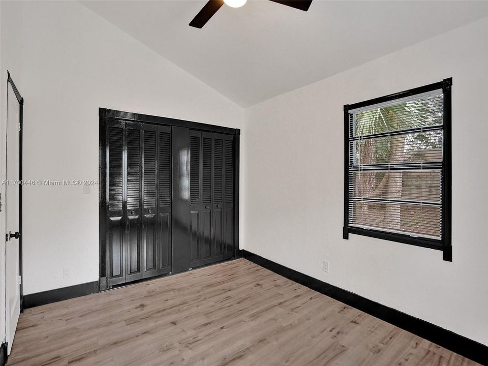 For Rent: $2,500 (2 beds, 1 baths, 966 Square Feet)