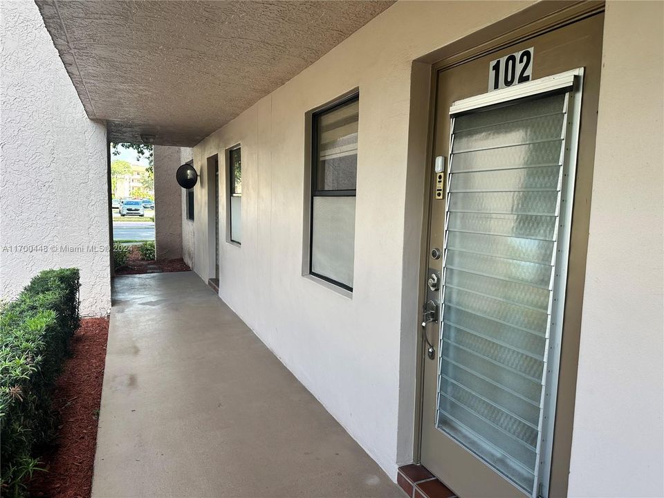 For Sale: $176,000 (2 beds, 2 baths, 810 Square Feet)