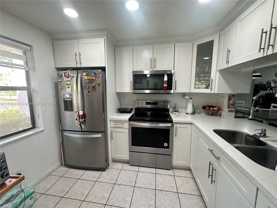 For Sale: $176,000 (2 beds, 2 baths, 810 Square Feet)