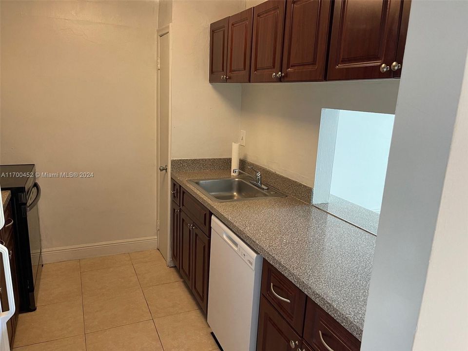 For Rent: $1,950 (1 beds, 1 baths, 665 Square Feet)