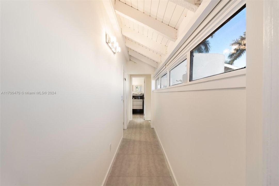 For Sale: $850,000 (2 beds, 1 baths, 1141 Square Feet)