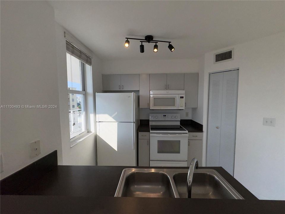 For Rent: $2,300 (2 beds, 2 baths, 803 Square Feet)