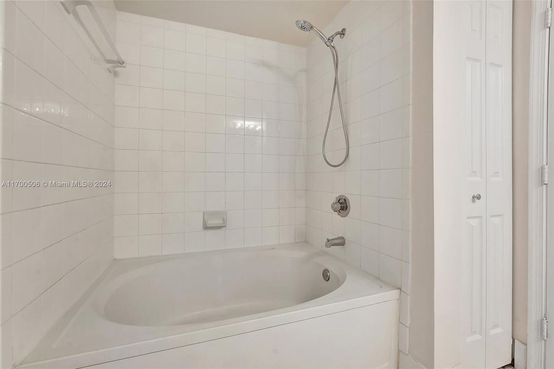 For Rent: $2,300 (2 beds, 2 baths, 1152 Square Feet)