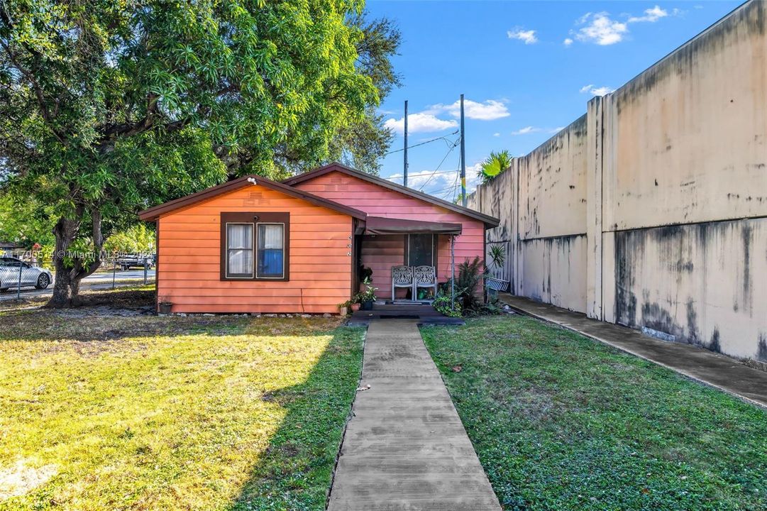 For Sale: $435,000 (3 beds, 1 baths, 1117 Square Feet)