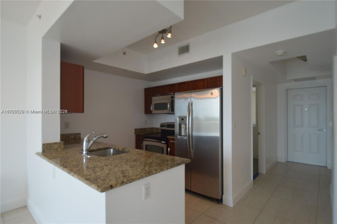 For Rent: $2,400 (1 beds, 2 baths, 842 Square Feet)