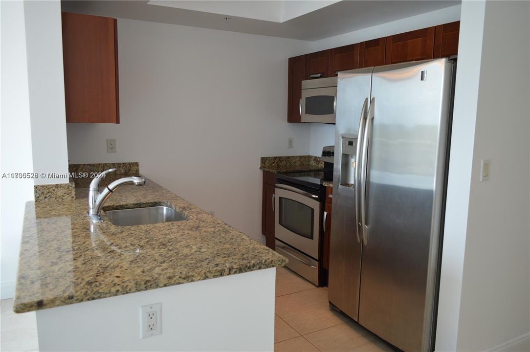 For Rent: $2,400 (1 beds, 2 baths, 842 Square Feet)