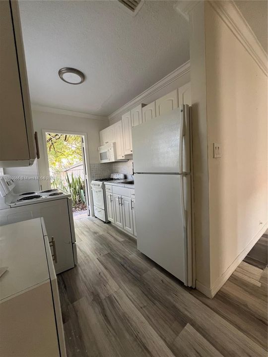 For Rent: $2,100 (1 beds, 1 baths, 1462 Square Feet)