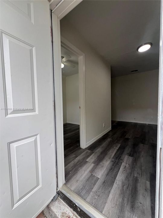 For Rent: $2,100 (1 beds, 1 baths, 1462 Square Feet)