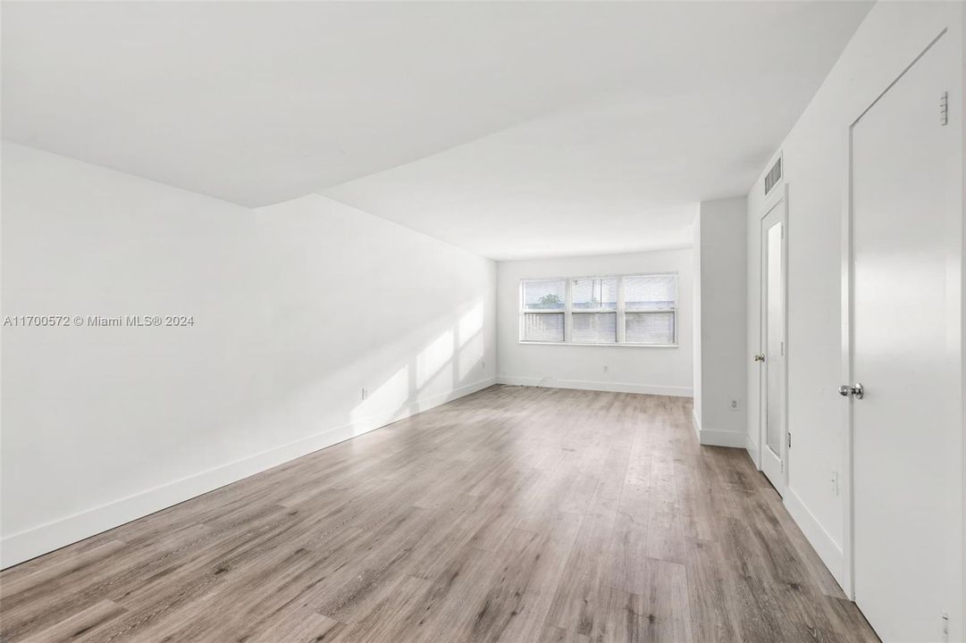 For Sale: $225,000 (2 beds, 1 baths, 1075 Square Feet)