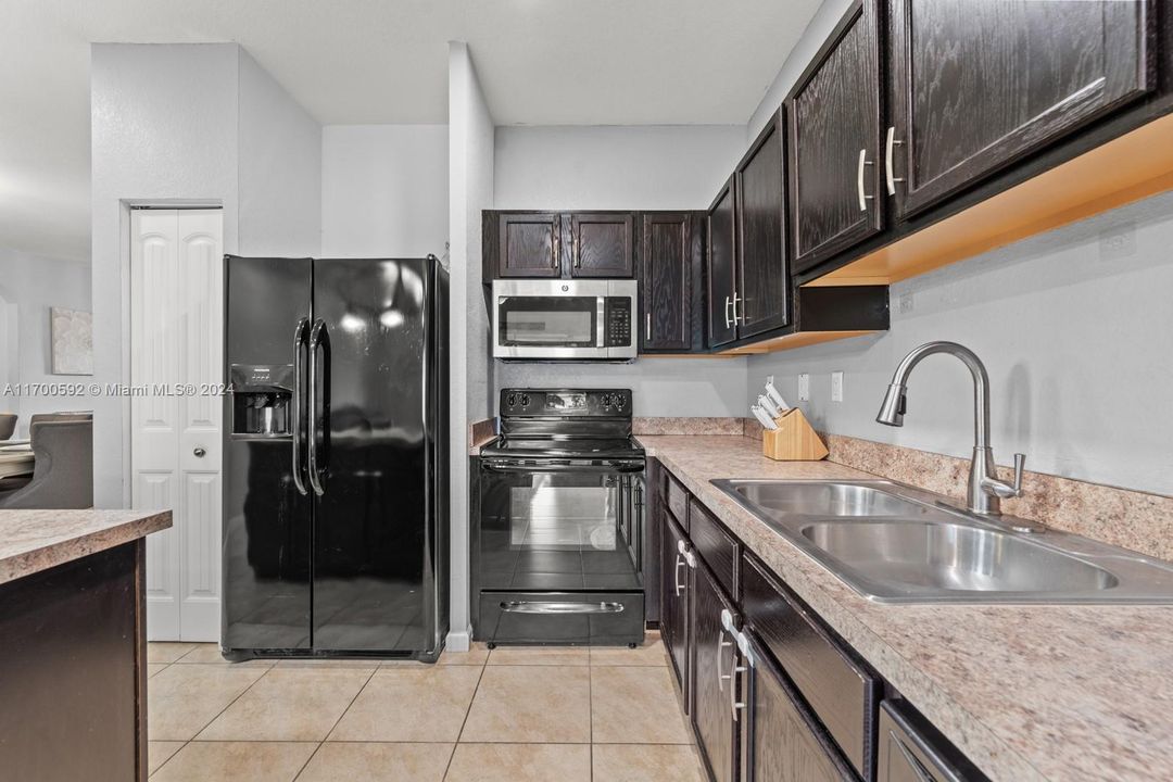 For Sale: $569,000 (4 beds, 2 baths, 1595 Square Feet)