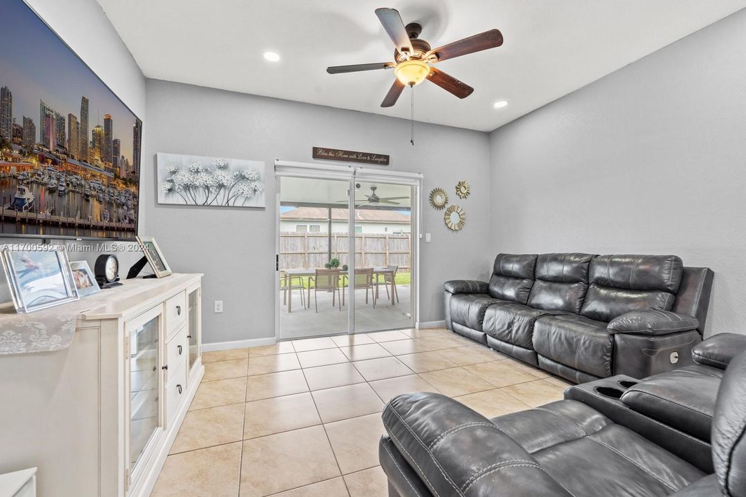 For Sale: $569,000 (4 beds, 2 baths, 1595 Square Feet)