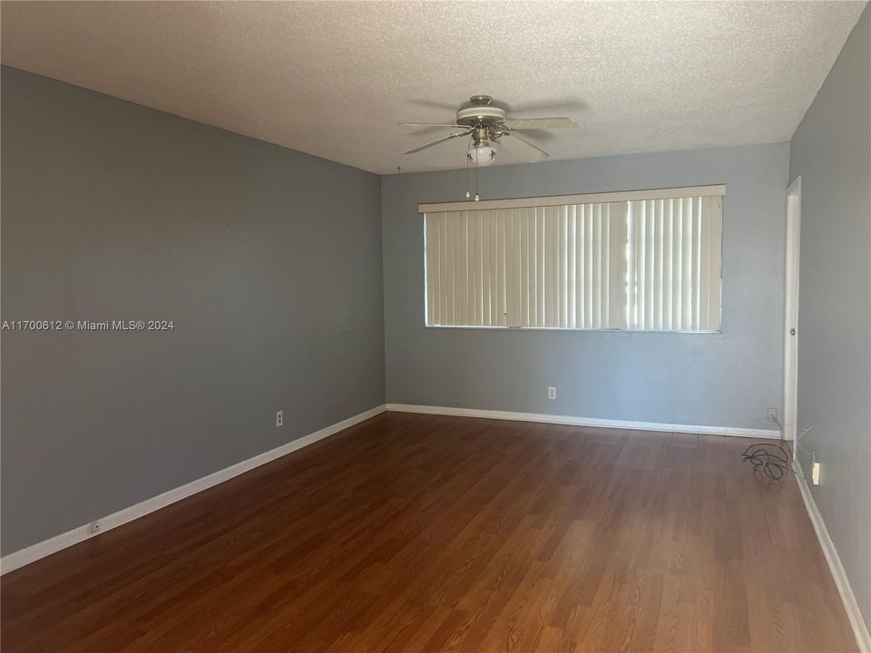 For Rent: $1,400 (1 beds, 1 baths, 727 Square Feet)