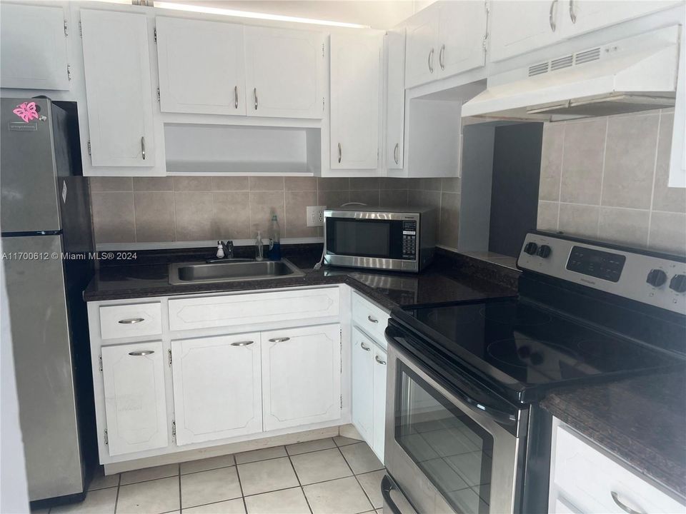 For Rent: $1,400 (1 beds, 1 baths, 727 Square Feet)