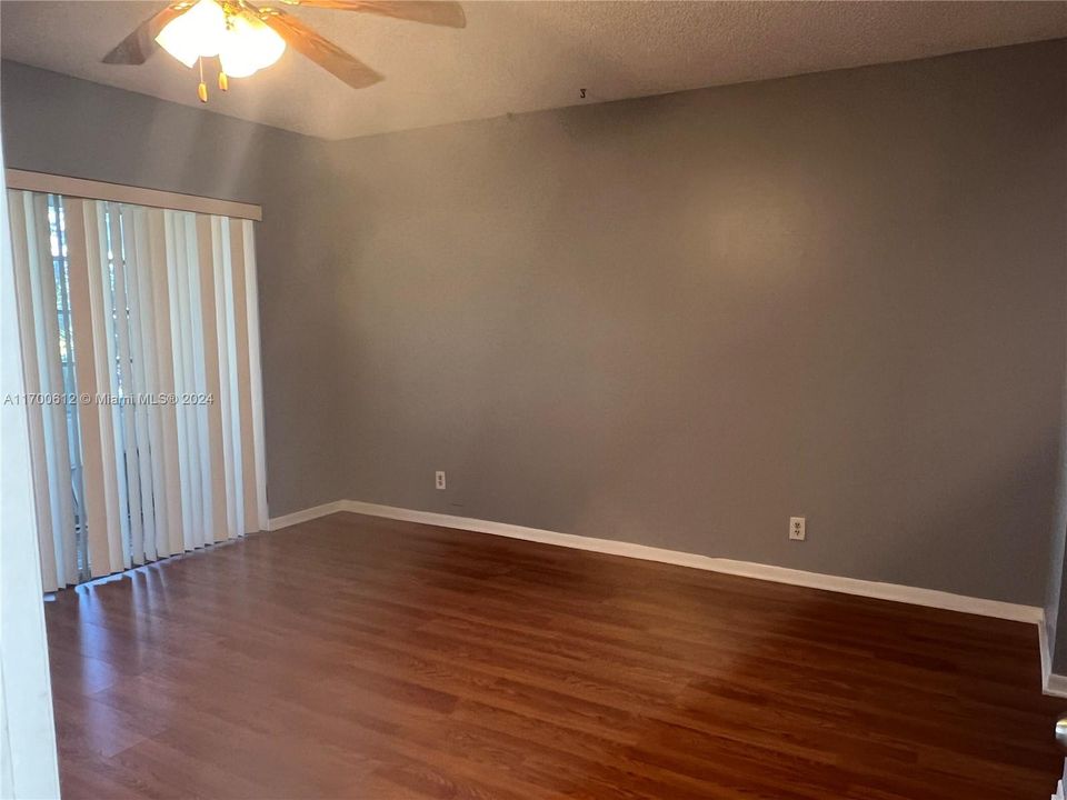 For Rent: $1,400 (1 beds, 1 baths, 727 Square Feet)