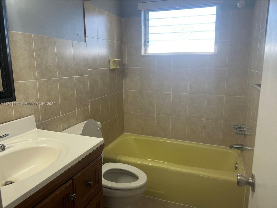 For Rent: $1,400 (1 beds, 1 baths, 727 Square Feet)