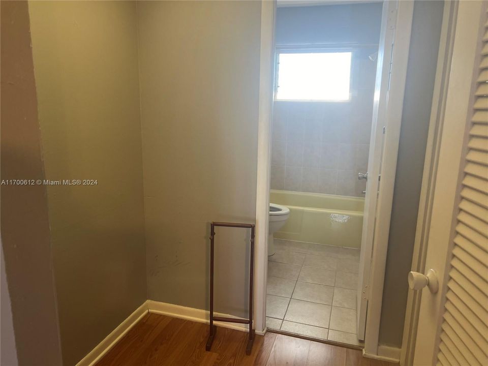 For Rent: $1,400 (1 beds, 1 baths, 727 Square Feet)