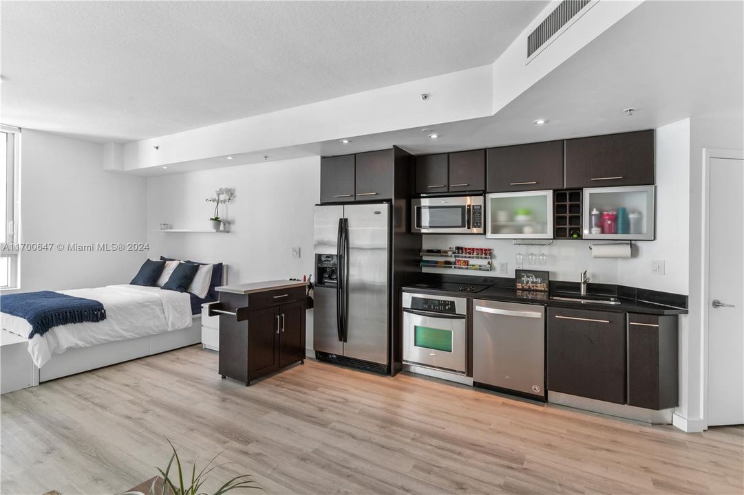 Recently Sold: $350,000 (0 beds, 1 baths, 594 Square Feet)