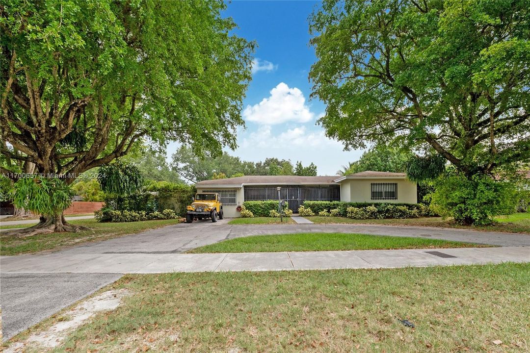 For Sale: $1,399,000 (4 beds, 2 baths, 2636 Square Feet)