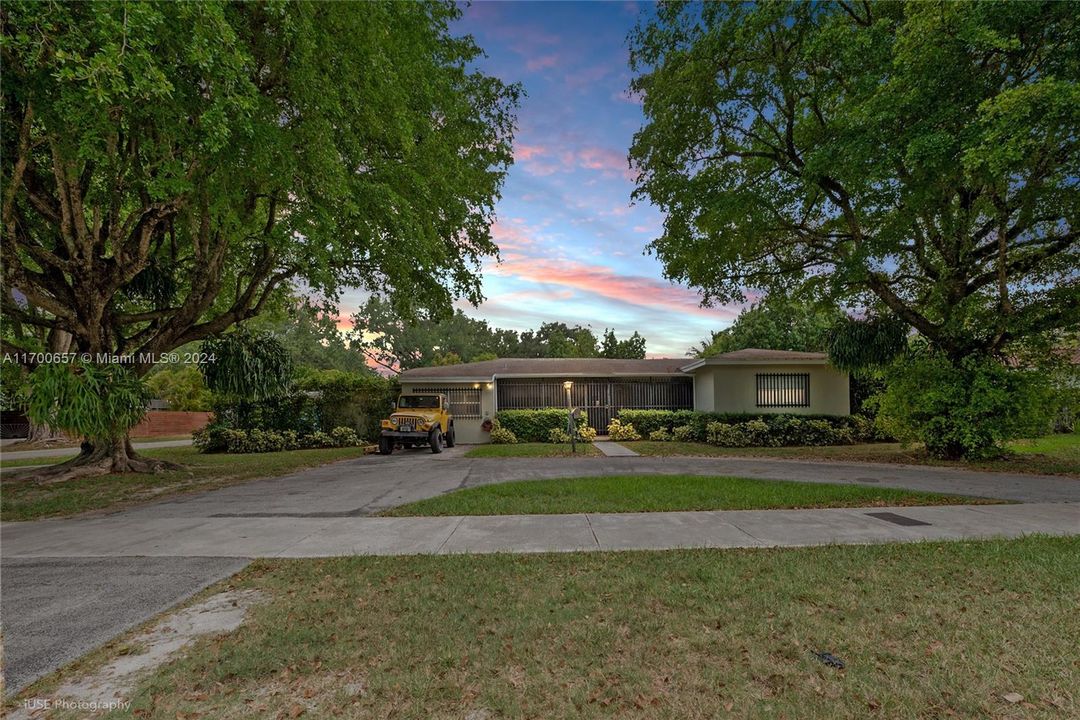 For Sale: $1,399,000 (4 beds, 2 baths, 2636 Square Feet)