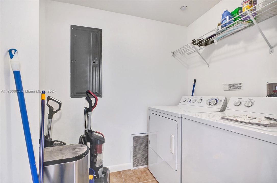 For Sale: $485,000 (2 beds, 2 baths, 1183 Square Feet)