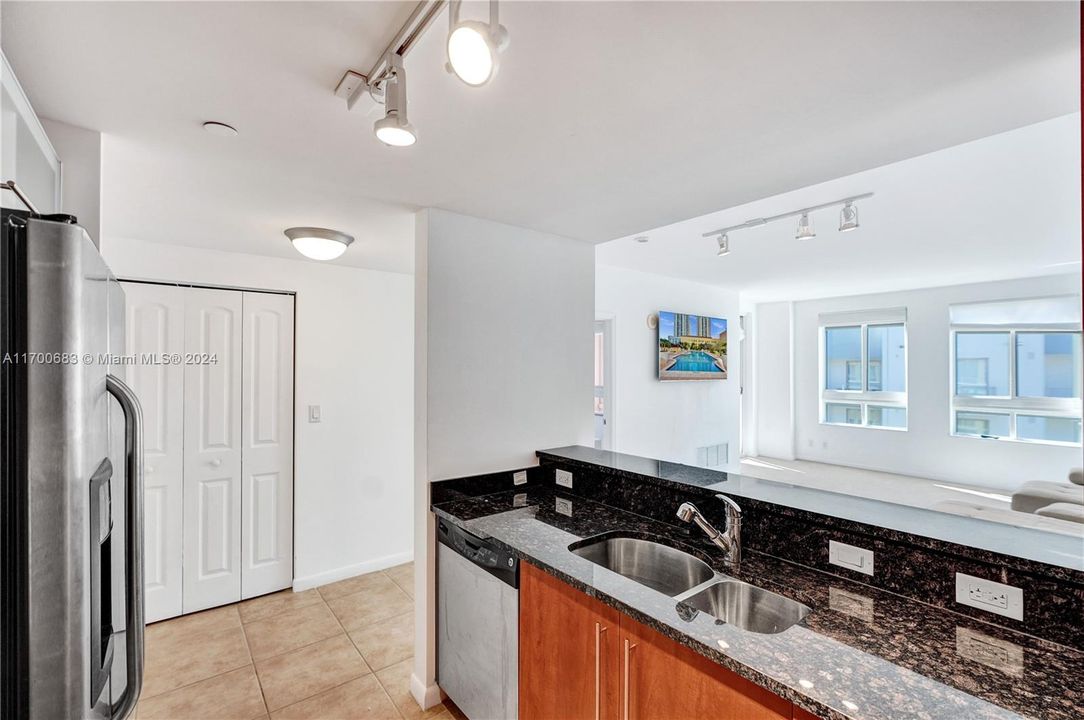 For Sale: $485,000 (2 beds, 2 baths, 1183 Square Feet)