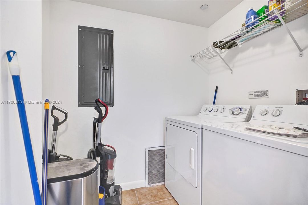 For Sale: $485,000 (2 beds, 2 baths, 1183 Square Feet)