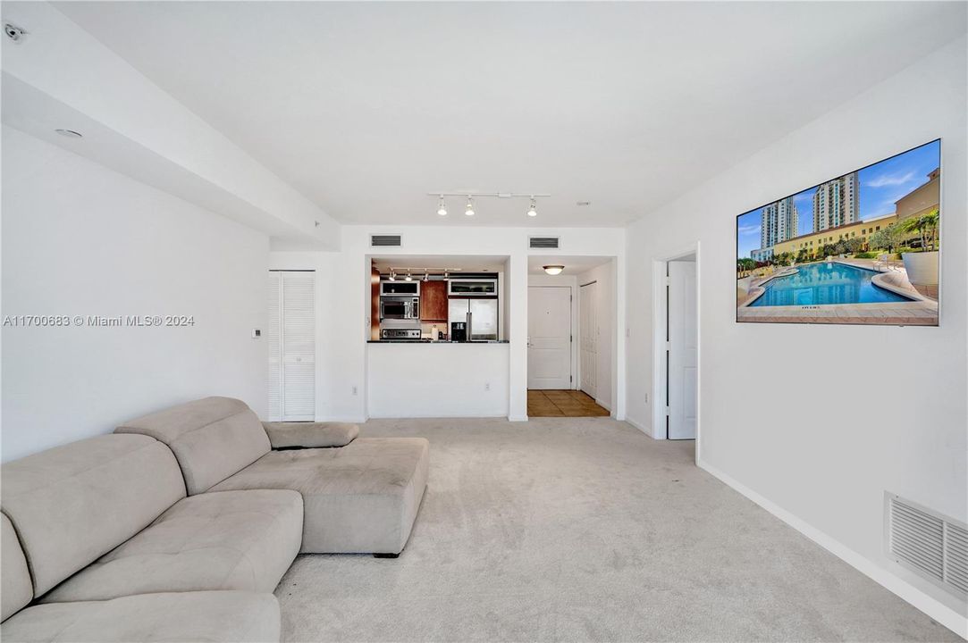 For Sale: $485,000 (2 beds, 2 baths, 1183 Square Feet)