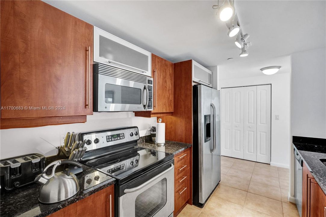 For Sale: $485,000 (2 beds, 2 baths, 1183 Square Feet)