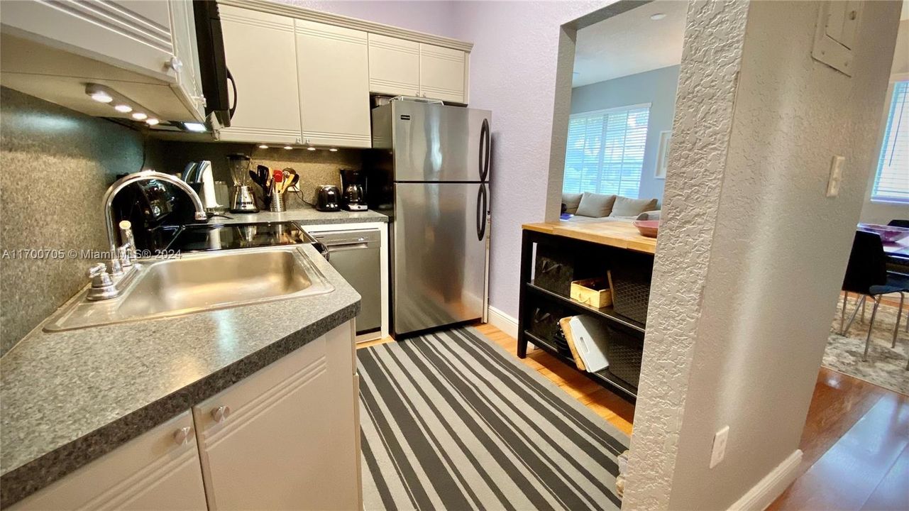 For Sale: $299,000 (1 beds, 2 baths, 779 Square Feet)