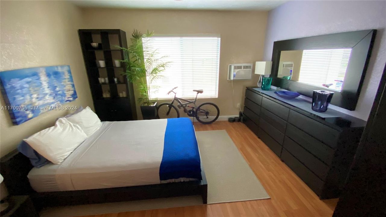 For Sale: $299,000 (1 beds, 2 baths, 779 Square Feet)