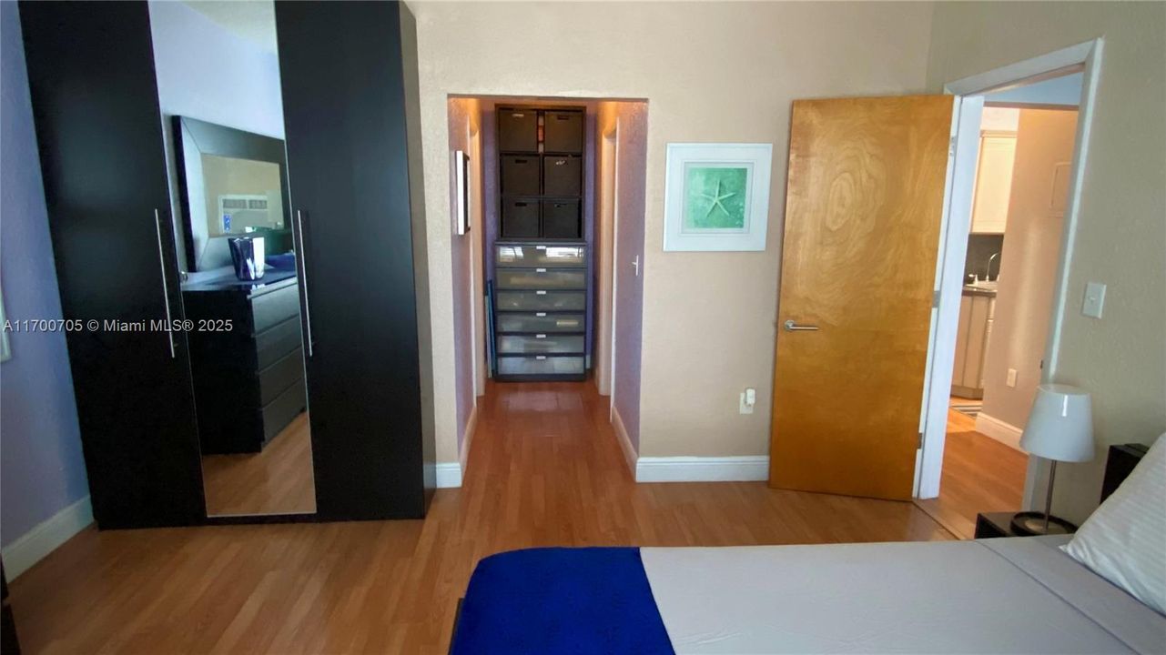 For Sale: $299,000 (1 beds, 2 baths, 779 Square Feet)