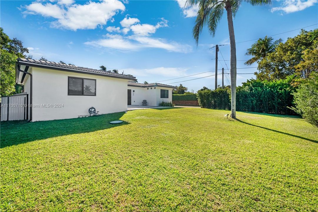 For Sale: $1,300,000 (3 beds, 2 baths, 1605 Square Feet)