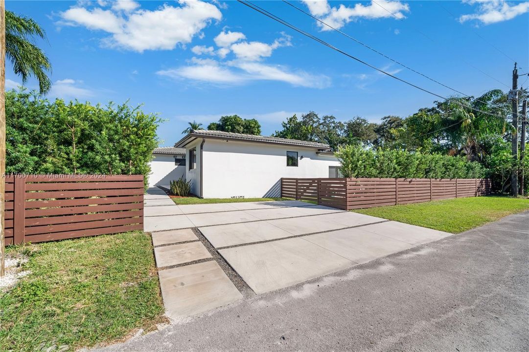 For Sale: $1,300,000 (3 beds, 2 baths, 1605 Square Feet)