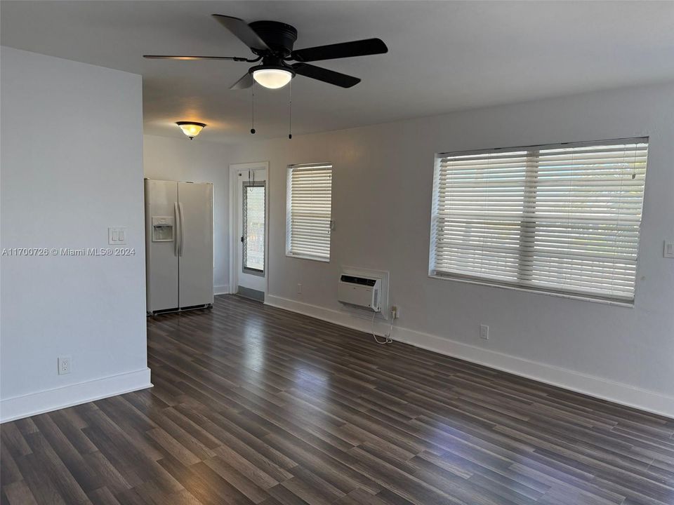 Active With Contract: $1,700 (2 beds, 1 baths, 775 Square Feet)