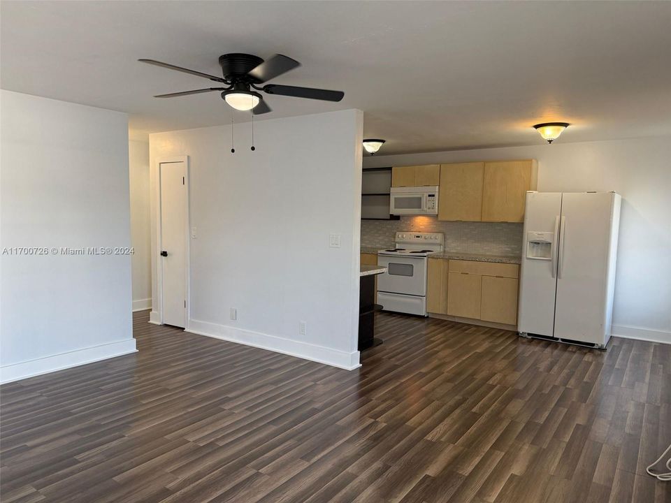 Active With Contract: $1,700 (2 beds, 1 baths, 775 Square Feet)