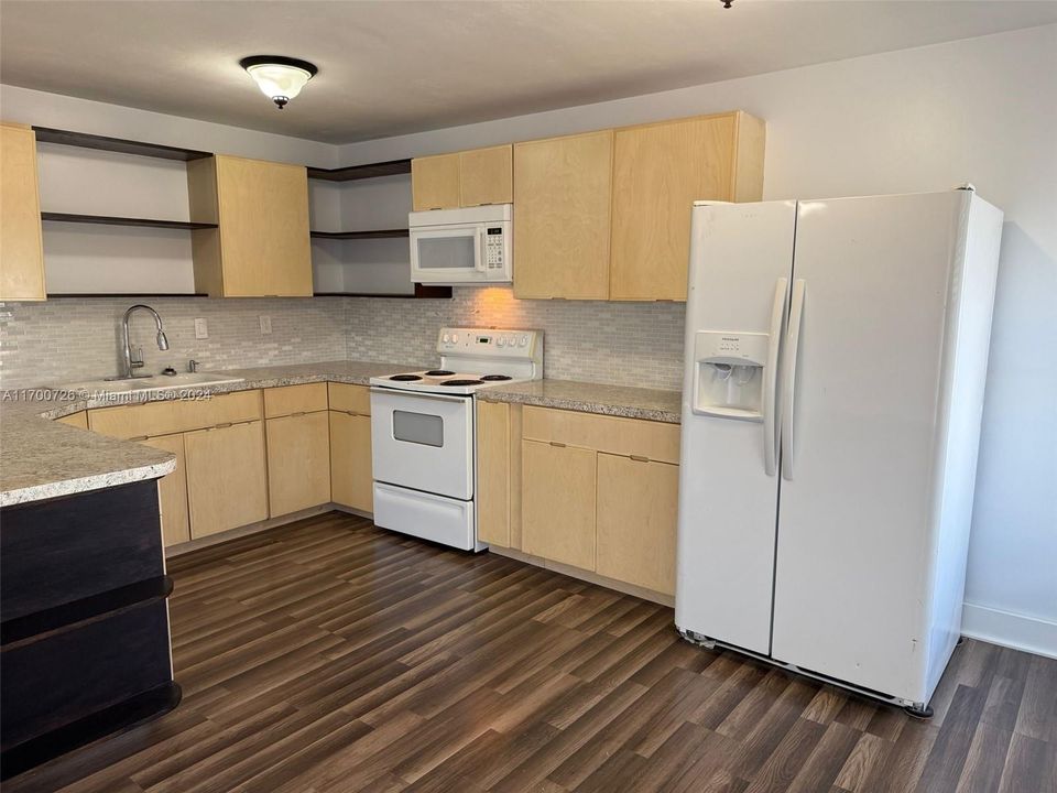 Active With Contract: $1,700 (2 beds, 1 baths, 775 Square Feet)