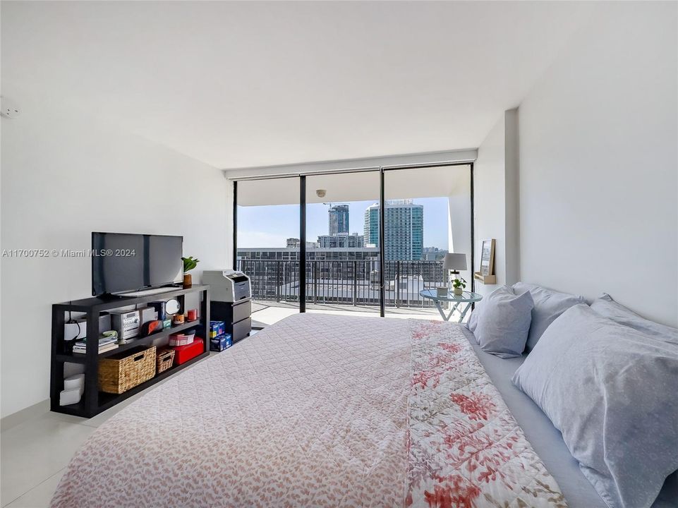 For Sale: $520,000 (1 beds, 1 baths, 868 Square Feet)