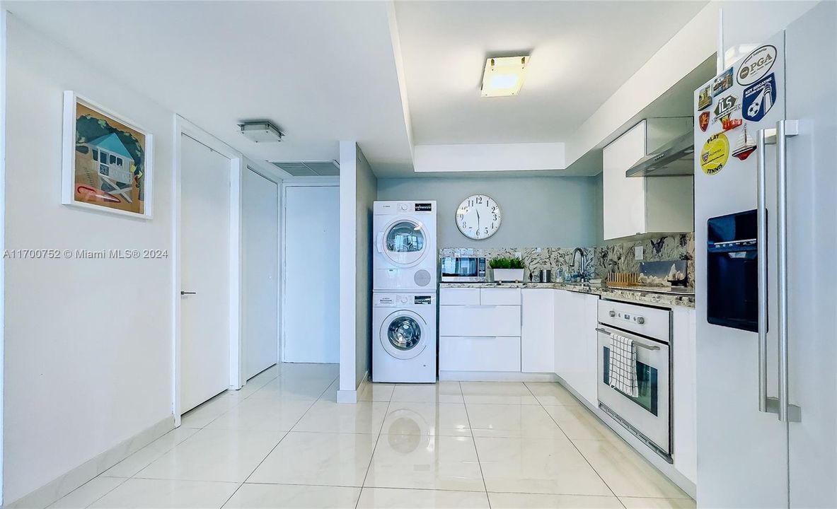 For Sale: $520,000 (1 beds, 1 baths, 868 Square Feet)