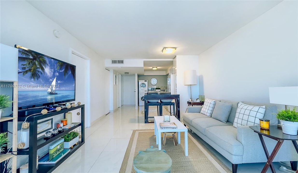 For Sale: $520,000 (1 beds, 1 baths, 868 Square Feet)