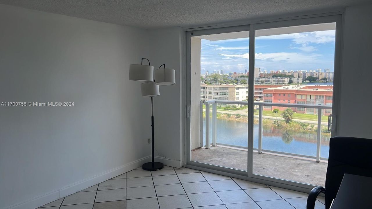 For Sale: $149,999 (1 beds, 2 baths, 861 Square Feet)