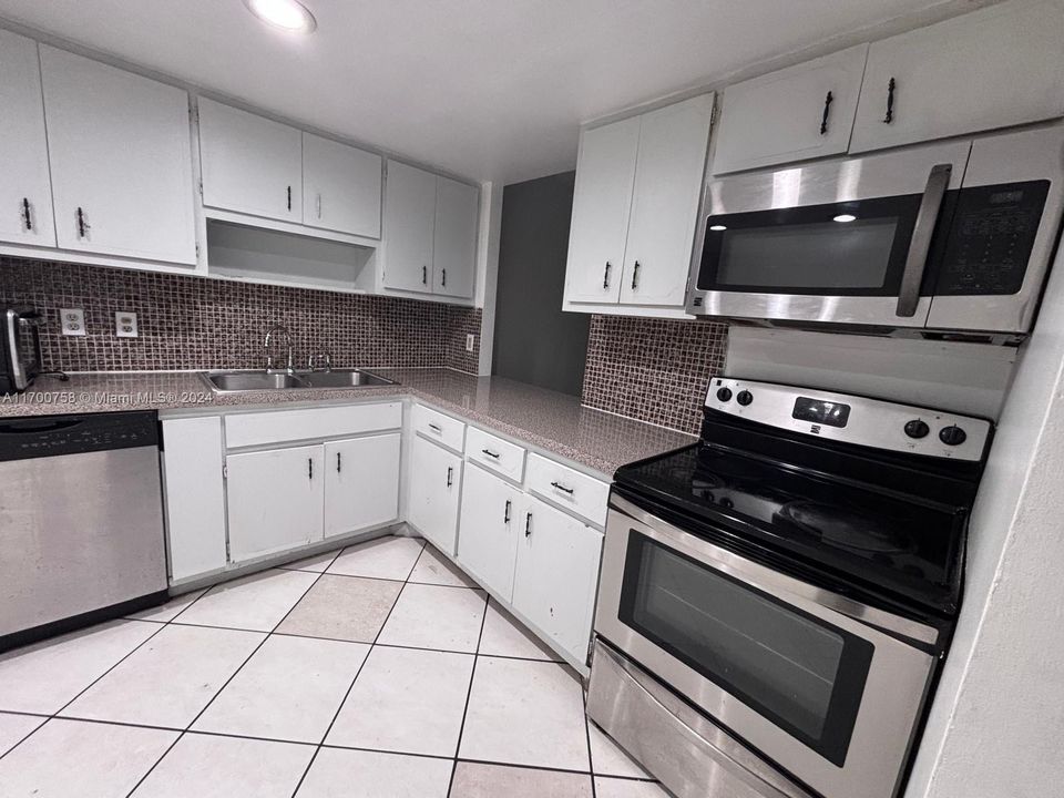 For Sale: $149,999 (1 beds, 2 baths, 861 Square Feet)