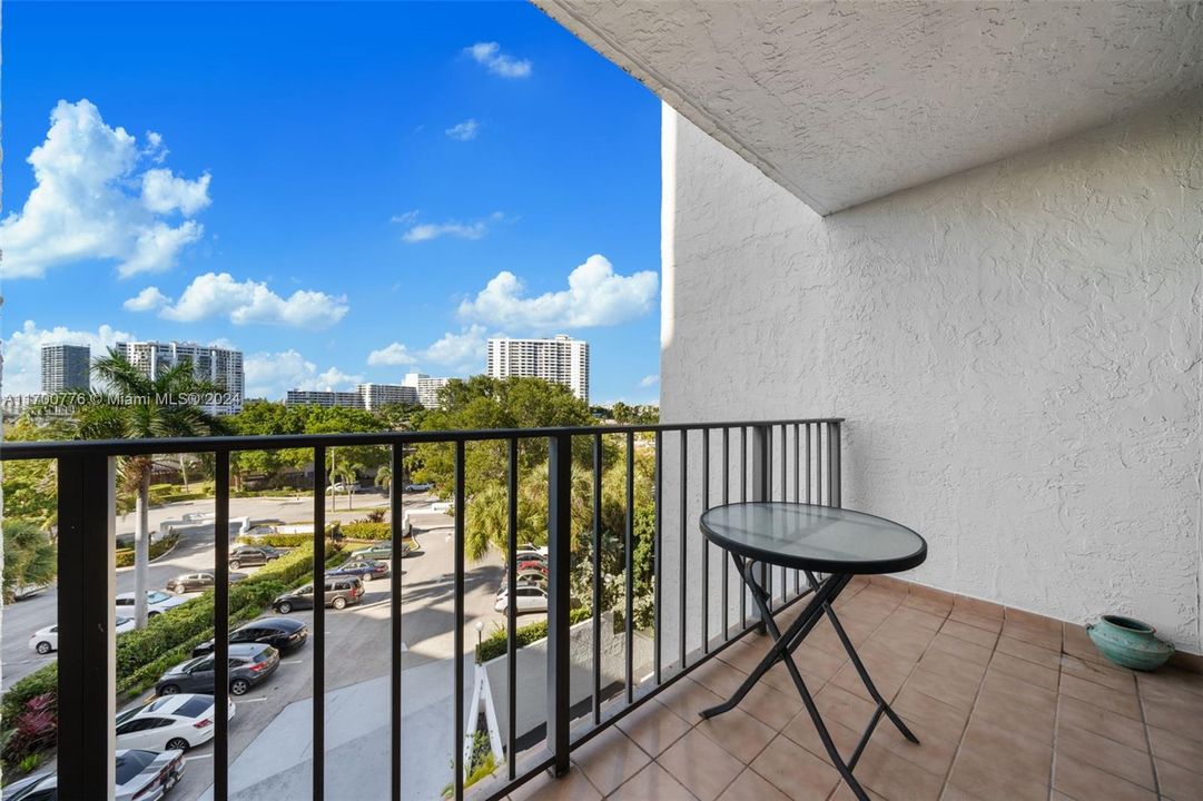 For Sale: $315,000 (1 beds, 2 baths, 1075 Square Feet)