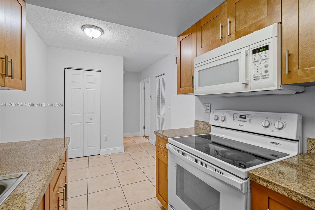 Active With Contract: $235,000 (1 beds, 1 baths, 630 Square Feet)